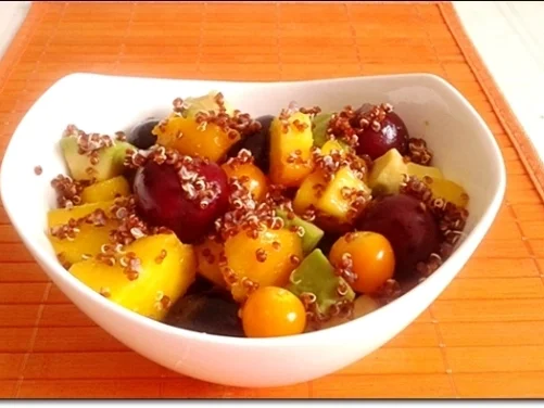 Ein sommerlicher Salat aus verschiedenen Obstsorten mit Quinoa - Rezept - Bild Nr. 1701