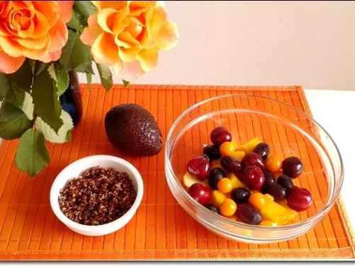 Ein sommerlicher Salat aus verschiedenen Obstsorten mit Quinoa - Rezept - Bild Nr. 1703
