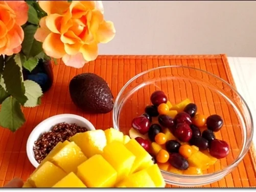 Ein sommerlicher Salat aus verschiedenen Obstsorten mit Quinoa - Rezept - Bild Nr. 1704