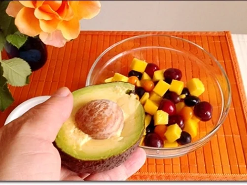 Ein sommerlicher Salat aus verschiedenen Obstsorten mit Quinoa - Rezept - Bild Nr. 1706