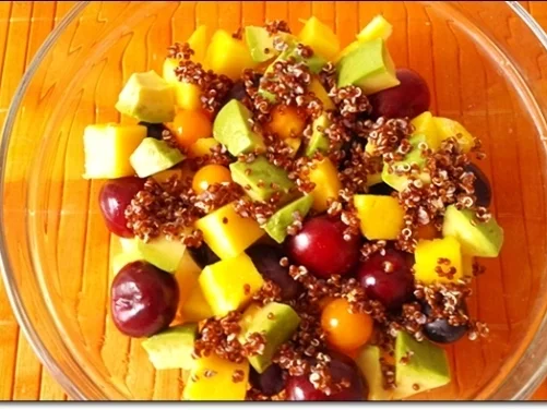 Ein sommerlicher Salat aus verschiedenen Obstsorten mit Quinoa - Rezept - Bild Nr. 1709