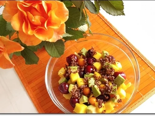 Ein sommerlicher Salat aus verschiedenen Obstsorten mit Quinoa - Rezept - Bild Nr. 1710