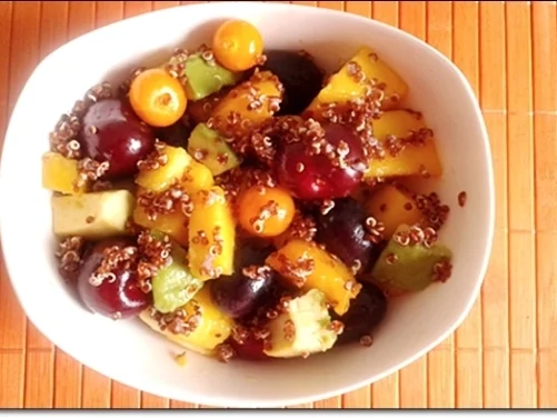 Ein sommerlicher Salat aus verschiedenen Obstsorten mit Quinoa - Rezept - Bild Nr. 1711