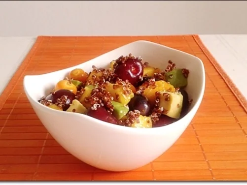 Ein sommerlicher Salat aus verschiedenen Obstsorten mit Quinoa - Rezept - Bild Nr. 1713