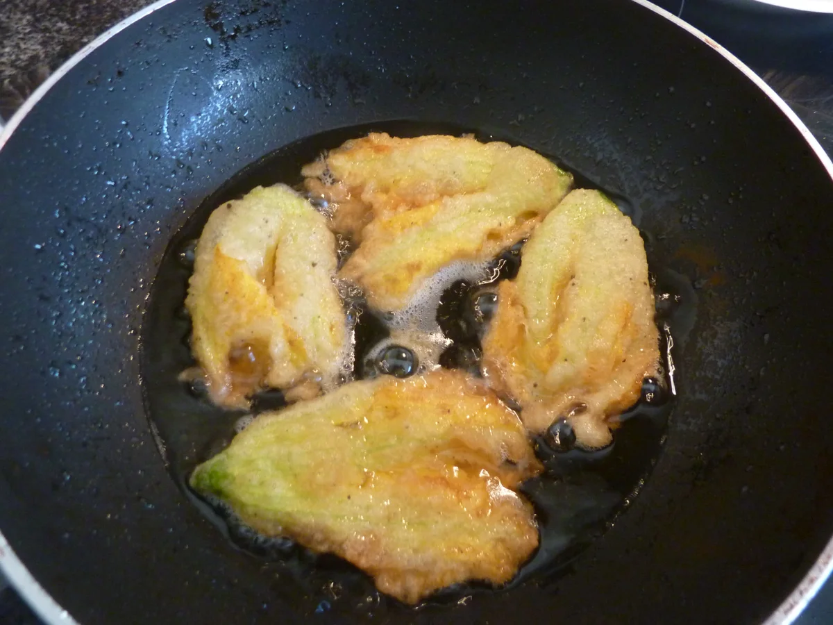 Rezept: Fritelle di fiori di zucca---Kürbisblumen Krapfen Bild Nr. 310 Fritelle di fiori di zucca---Kürbisblumen Krapfen - Rezept - Bild Nr. 310