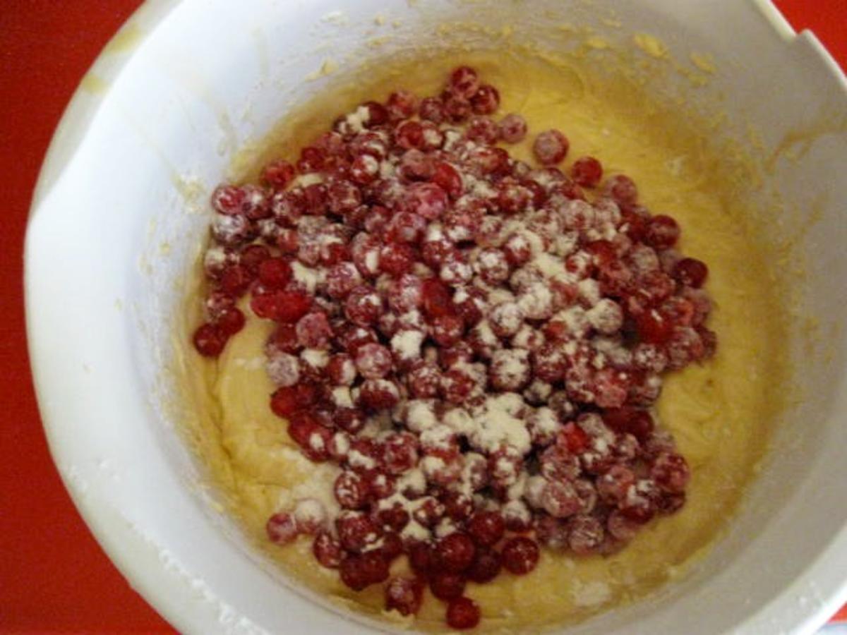 Eierlikör - Gugelhupf mit roten Johannisbeeren - Rezept - Bild Nr. 314