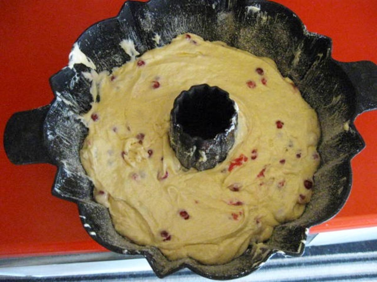 Eierlikör - Gugelhupf mit roten Johannisbeeren - Rezept - Bild Nr. 315