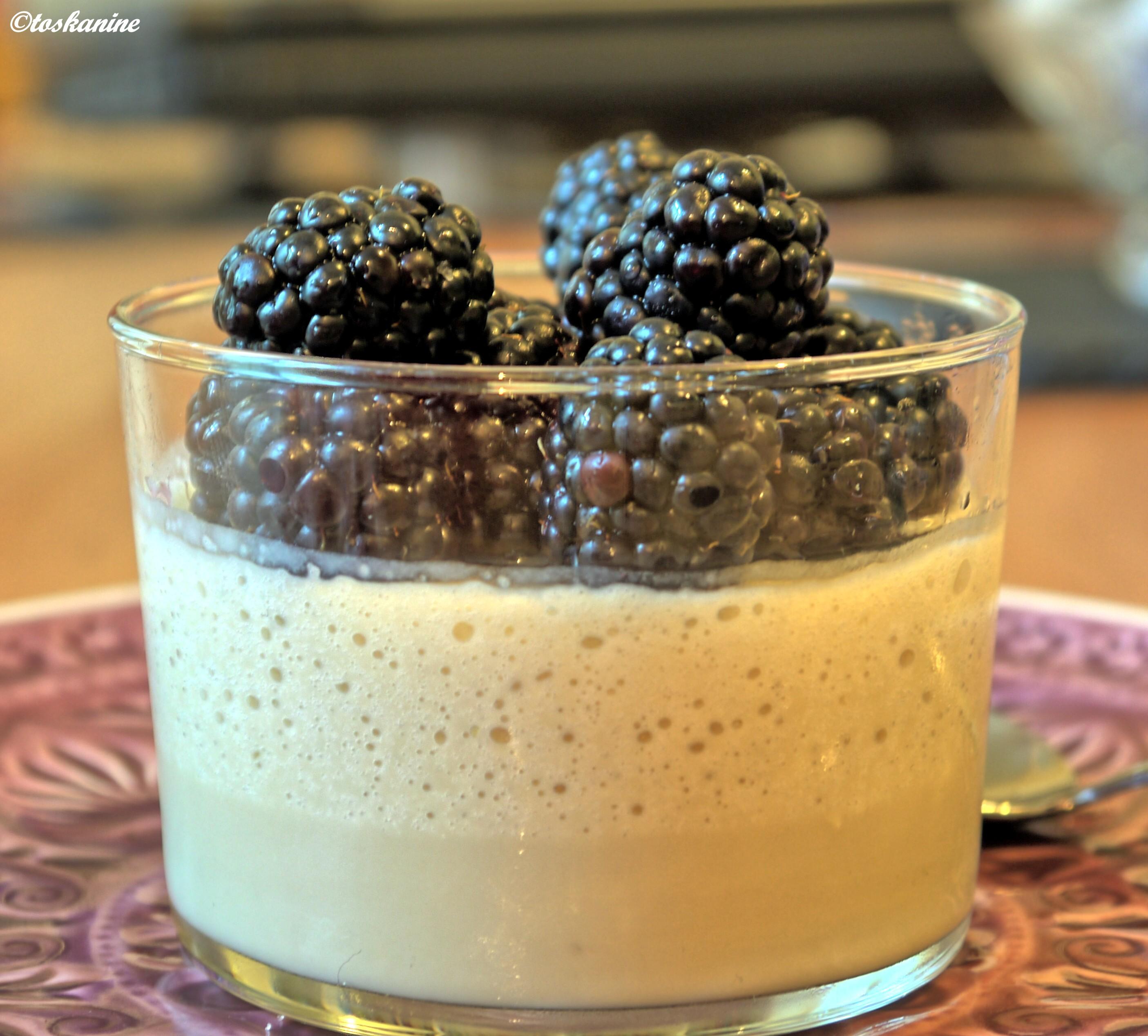 Bilder für Weiße Schokoladen-Süßholz-Mousse mit marinierten Brombeeren - Rezept