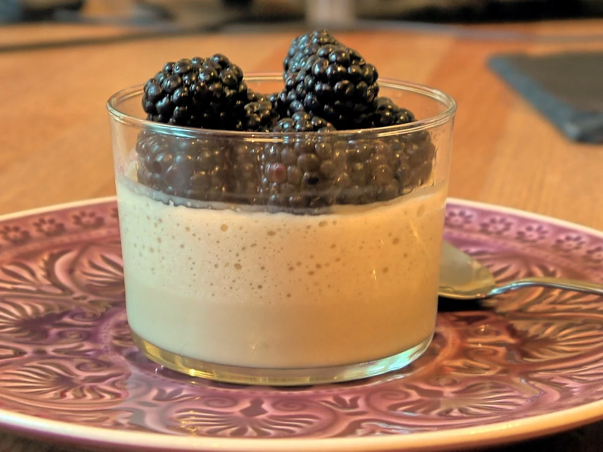 Rezept: Weiße Schokoladen-Süßholz-Mousse mit marinierten Brombeeren Bild Nr. 326 Weiße Schokoladen-Süßholz-Mousse mit marinierten Brombeeren - Rezept - Bild Nr. 326