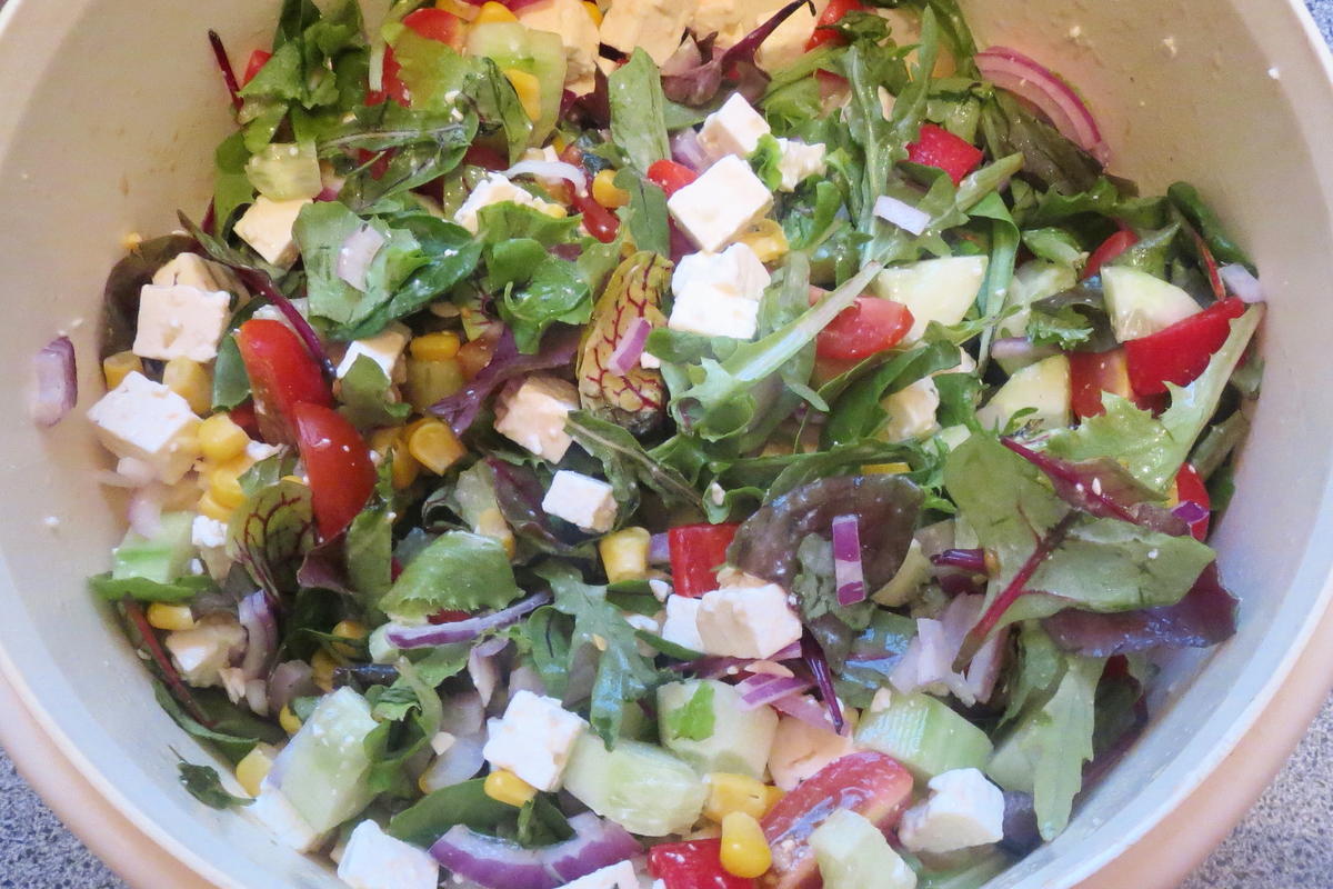 Salat: Bunter Salat mit Joghurt-Dressing - Rezept - Bild Nr. 320