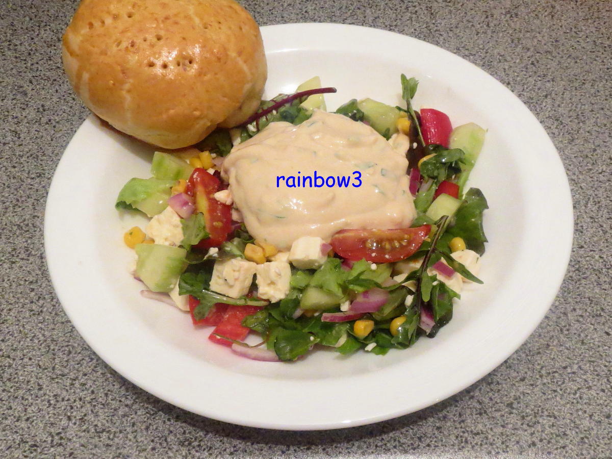 Salat: Bunter Salat mit Joghurt-Dressing - Rezept - kochbar.de