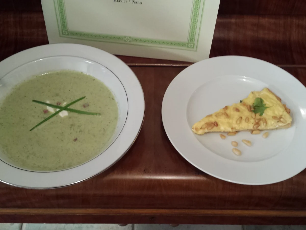 Rezept: Frühlingszwiebelsuppe und ungedeckte Käsetörtchen Bild Nr. 328 Frühlingszwiebelsuppe und ungedeckte Käsetörtchen - Rezept - Bild Nr. 328