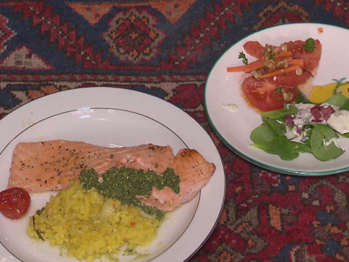 Lachs mit Minzsoße, Wildreis, Tomaten mit Walnussvinaigrette, gefüllte