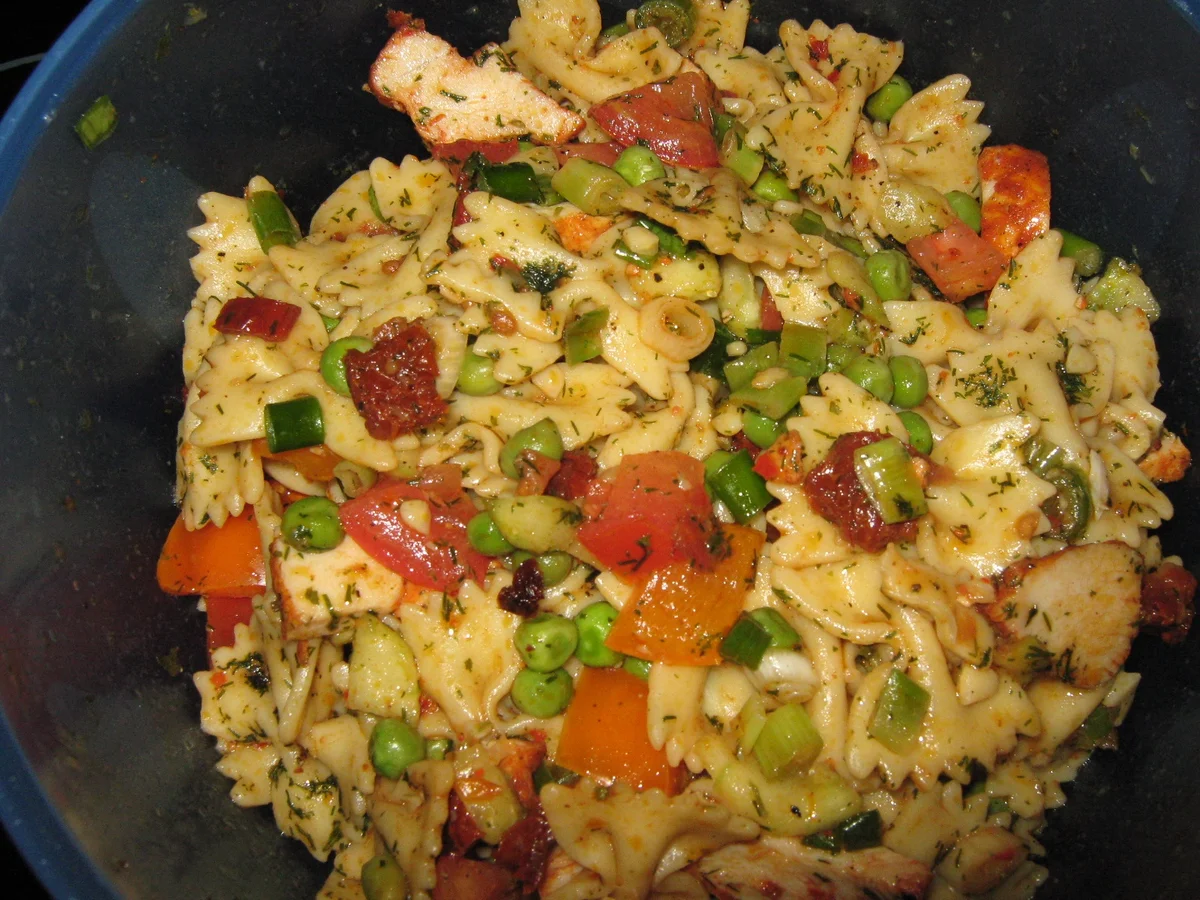 Nudelsalat mit Hähnchenbrustfilet - mediterrane Version - - Rezept - Bild Nr. 329