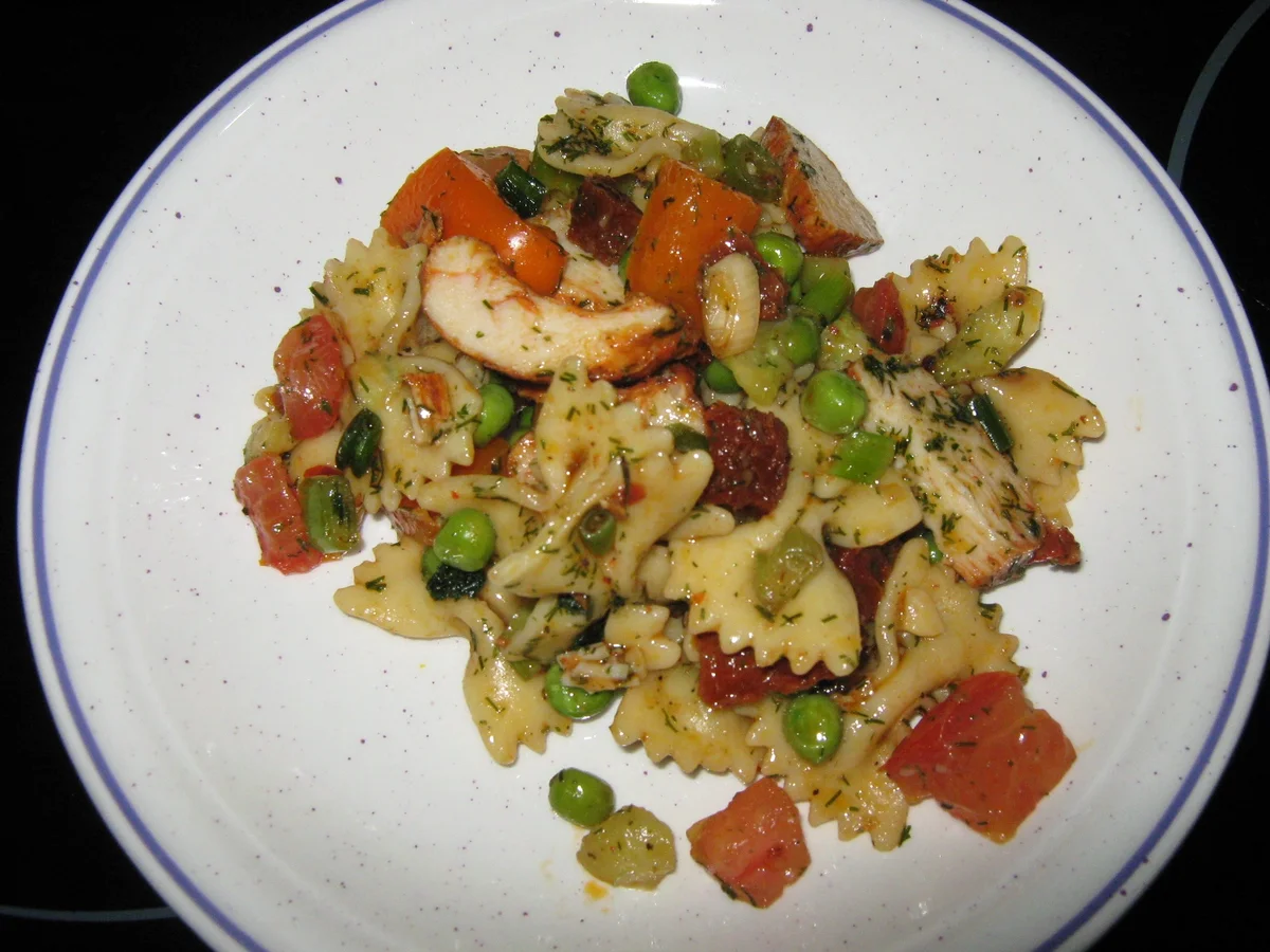 Nudelsalat mit Hähnchenbrustfilet - mediterrane Version - - Rezept - Bild Nr. 330