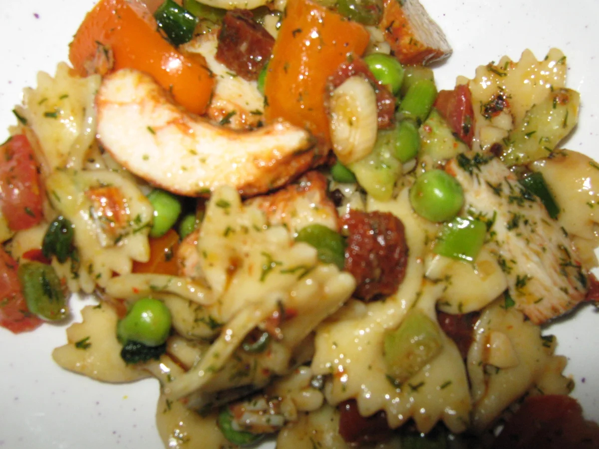 Nudelsalat mit Hähnchenbrustfilet - mediterrane Version - - Rezept - Bild Nr. 331