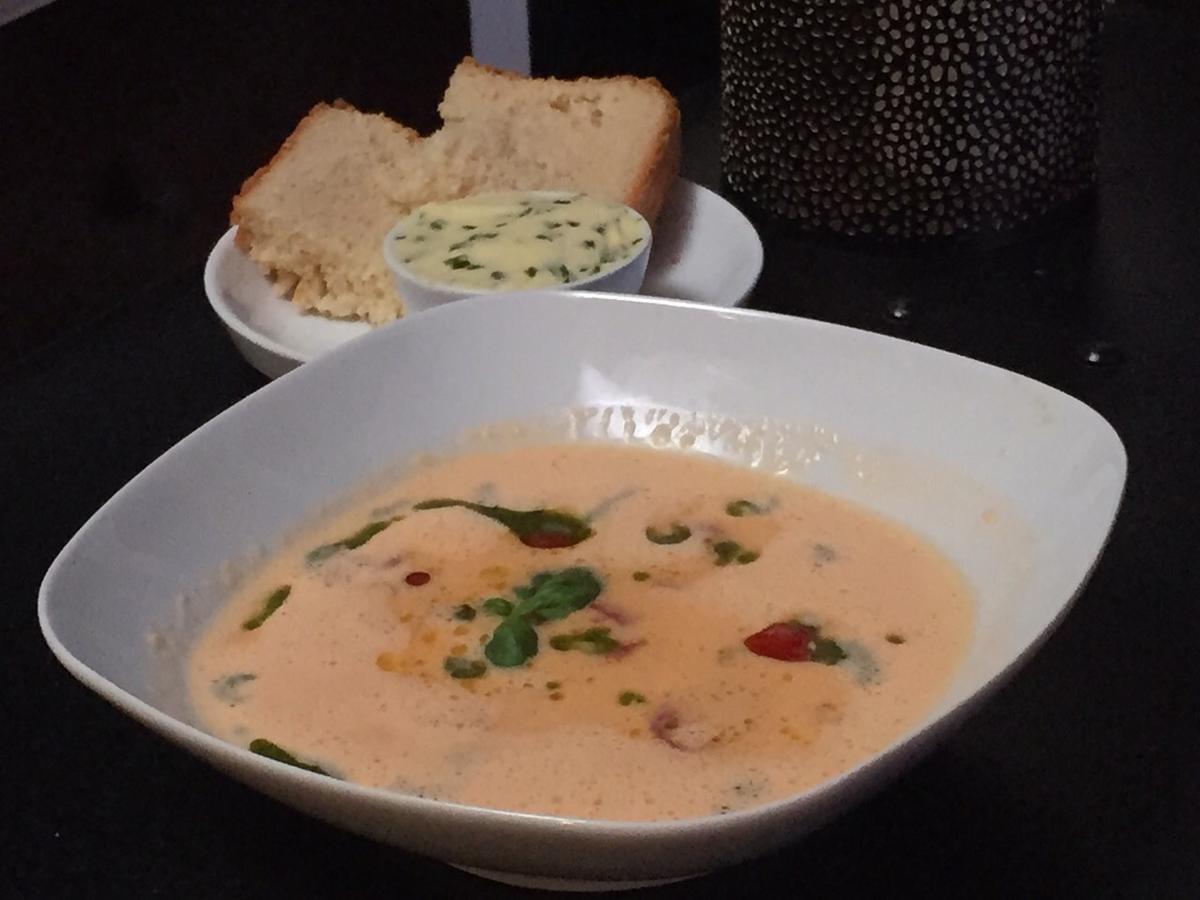 Weiße Tomatensuppe mit Ofentomaten und Pesto, dazu Weißbrot mit ...