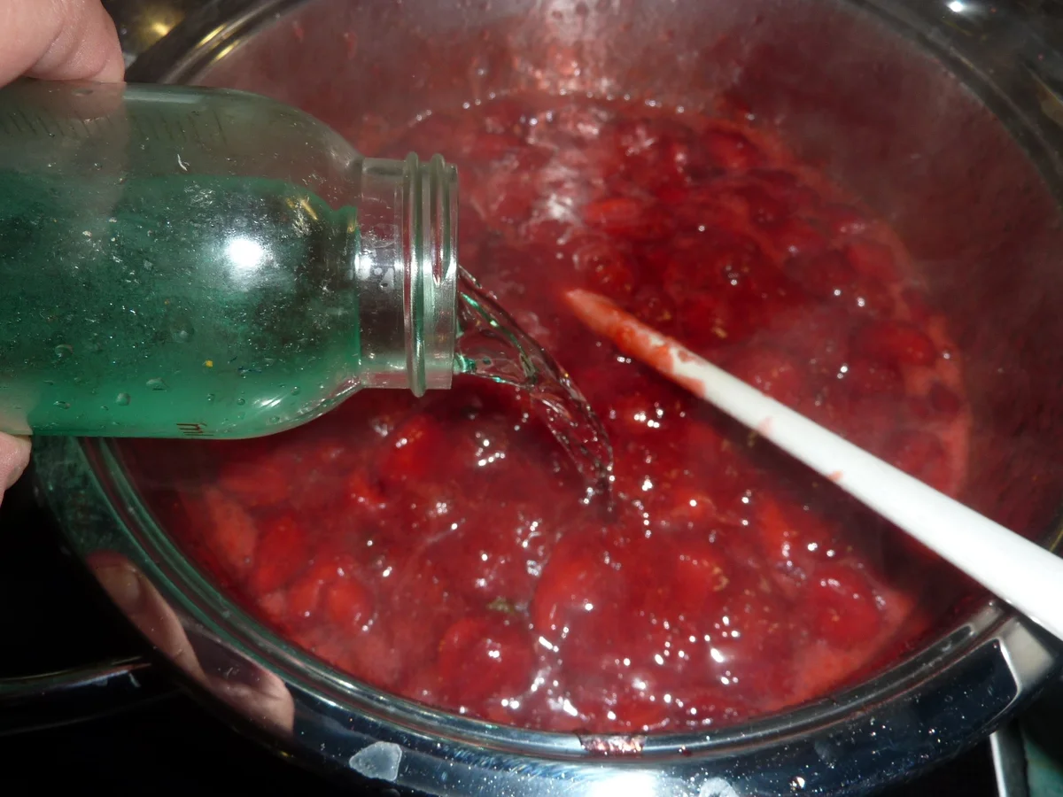 Rezept: Marmelade: Erdbeer-Waldmeister Bild Nr. 339 Marmelade: Erdbeer-Waldmeister - Rezept - Bild Nr. 339