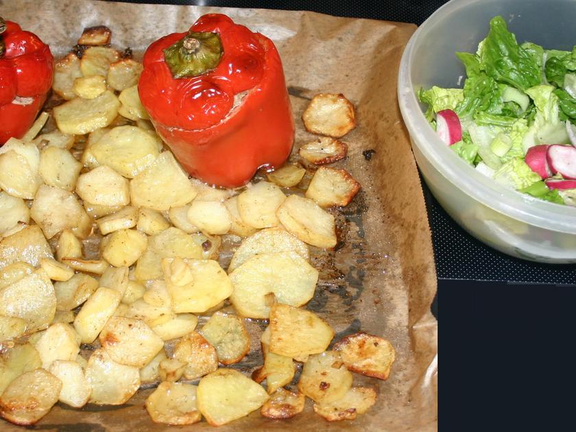 Gefüllte Paprika mit Bratkartoffeln im Backofen zubereitet - Rezept ...