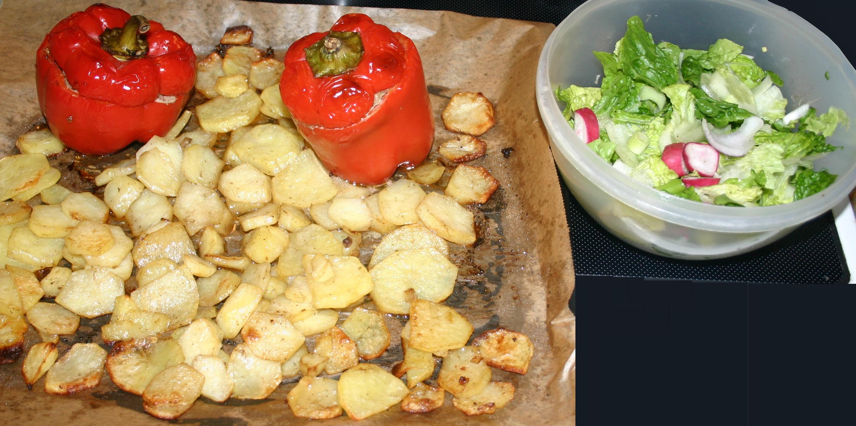 Bilder für Gefüllte Paprika mit Bratkartoffeln im Backofen zubereitet - Rezept