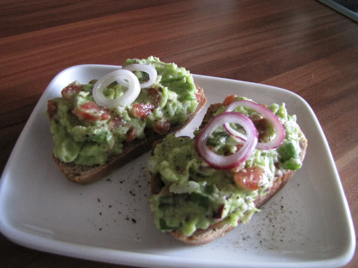 Guacamole auf Walnussbrot - Rezept - Bild Nr. 364