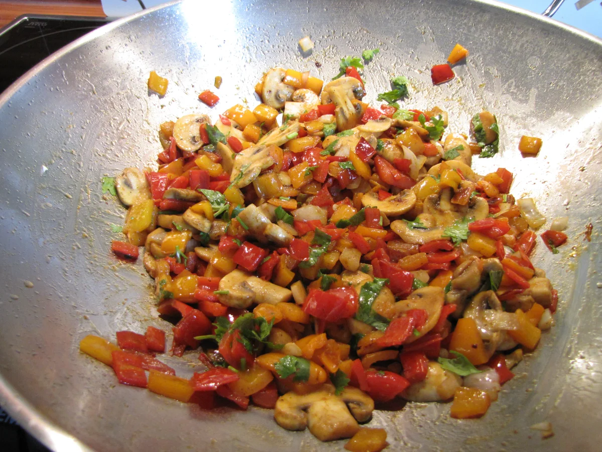 Wokgemüse mit Koriander-Ingwer-Pesto - Rezept - Bild Nr. 368