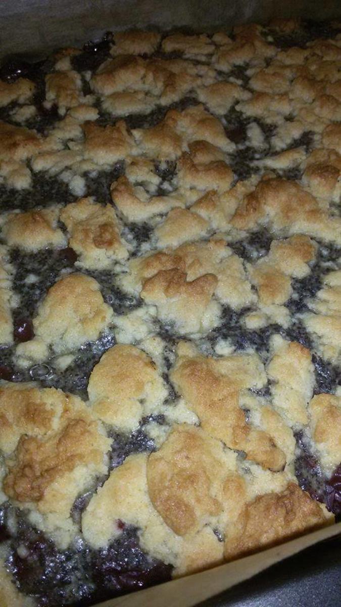 Marzipan-Kirsch-Mohnkuchen mit Streuseln - Rezept - kochbar.de