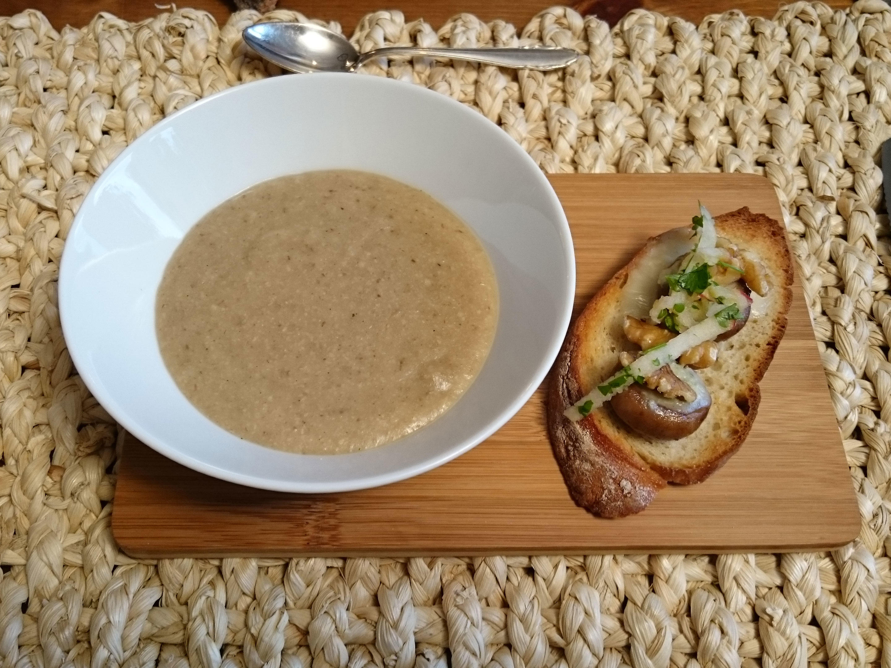 Bilder für Champignonsuppe mit Käse-Apfel-Crostini - Rezept