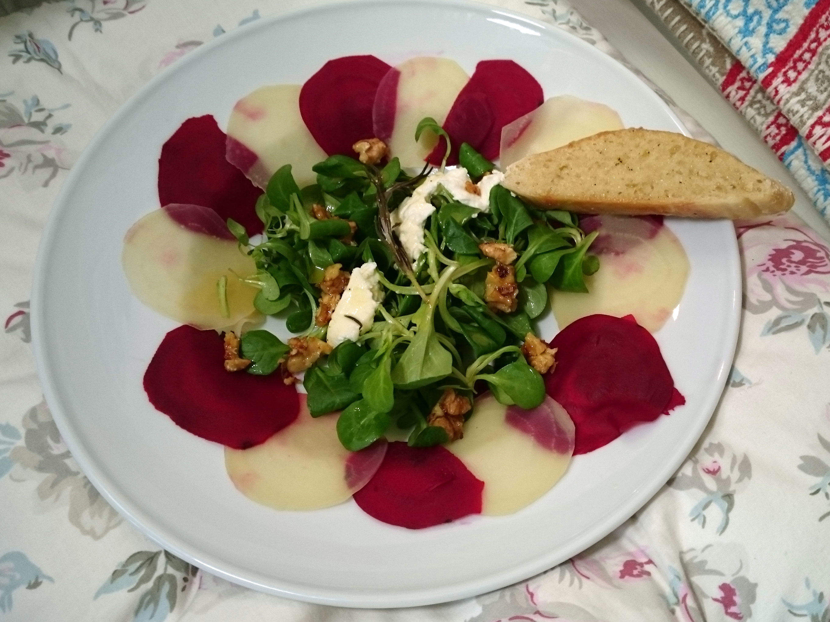 Bilder für Roter Traum: Rote Bete - Feldsalat - Ziegenkäse - Rezept