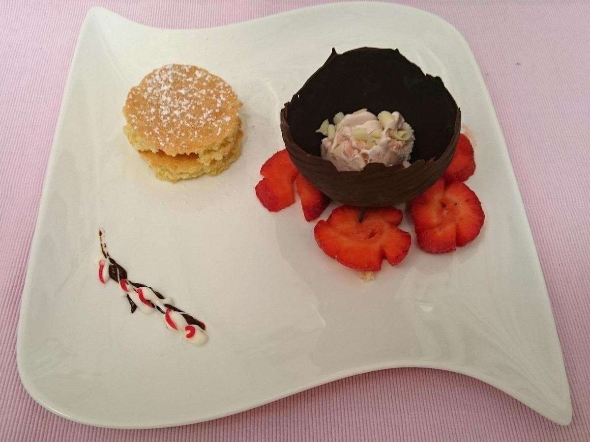 "Aufregender Dreier": Eis - Erdbeeren - Mandelkuchen - Rezept - Bild Nr. 435