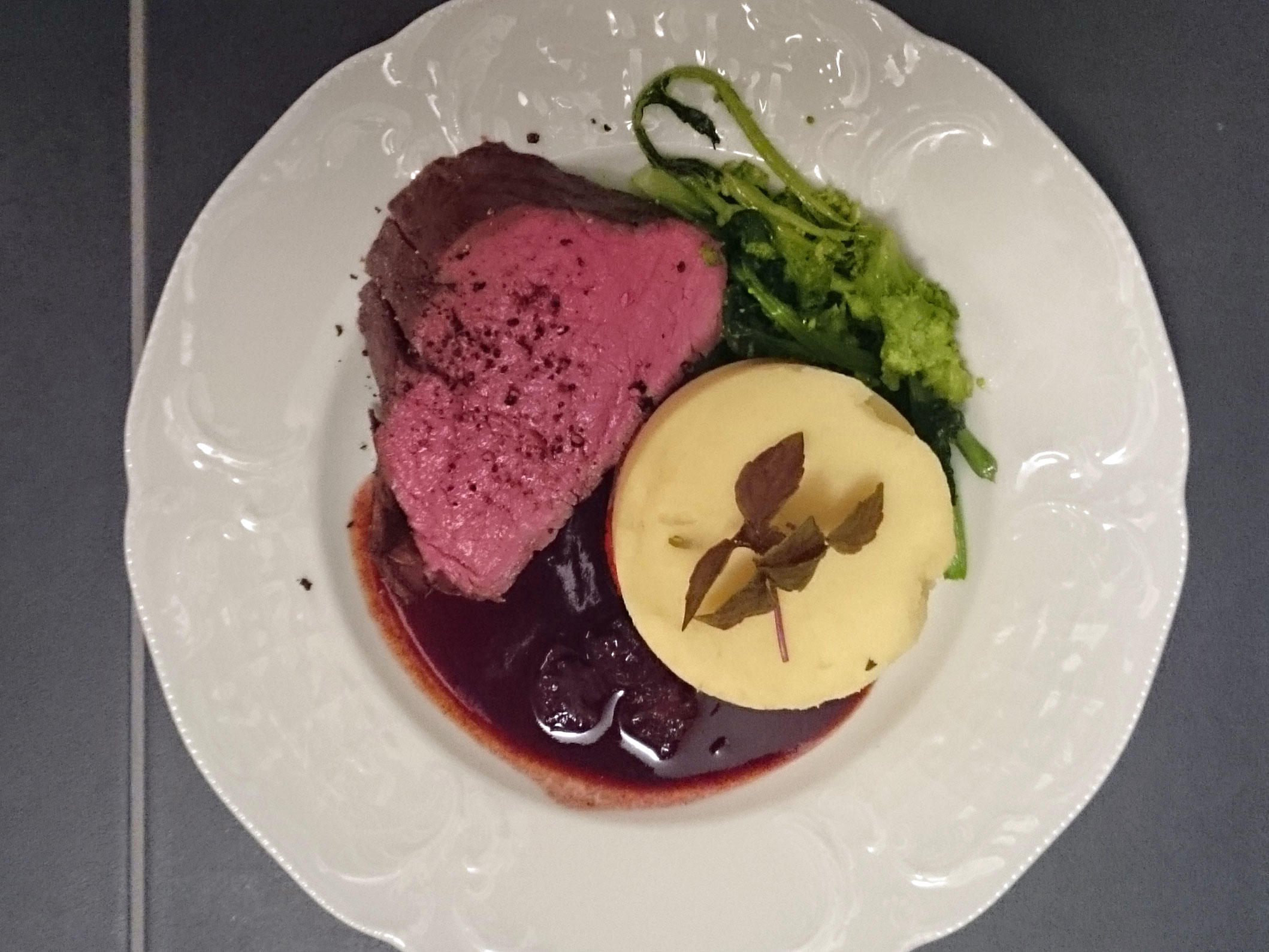 Bilder für Rinderfilet mit Brombeer-Glace, Kartoffelstampf, karamellisierten Tomaten und Brokkoli - Rezept