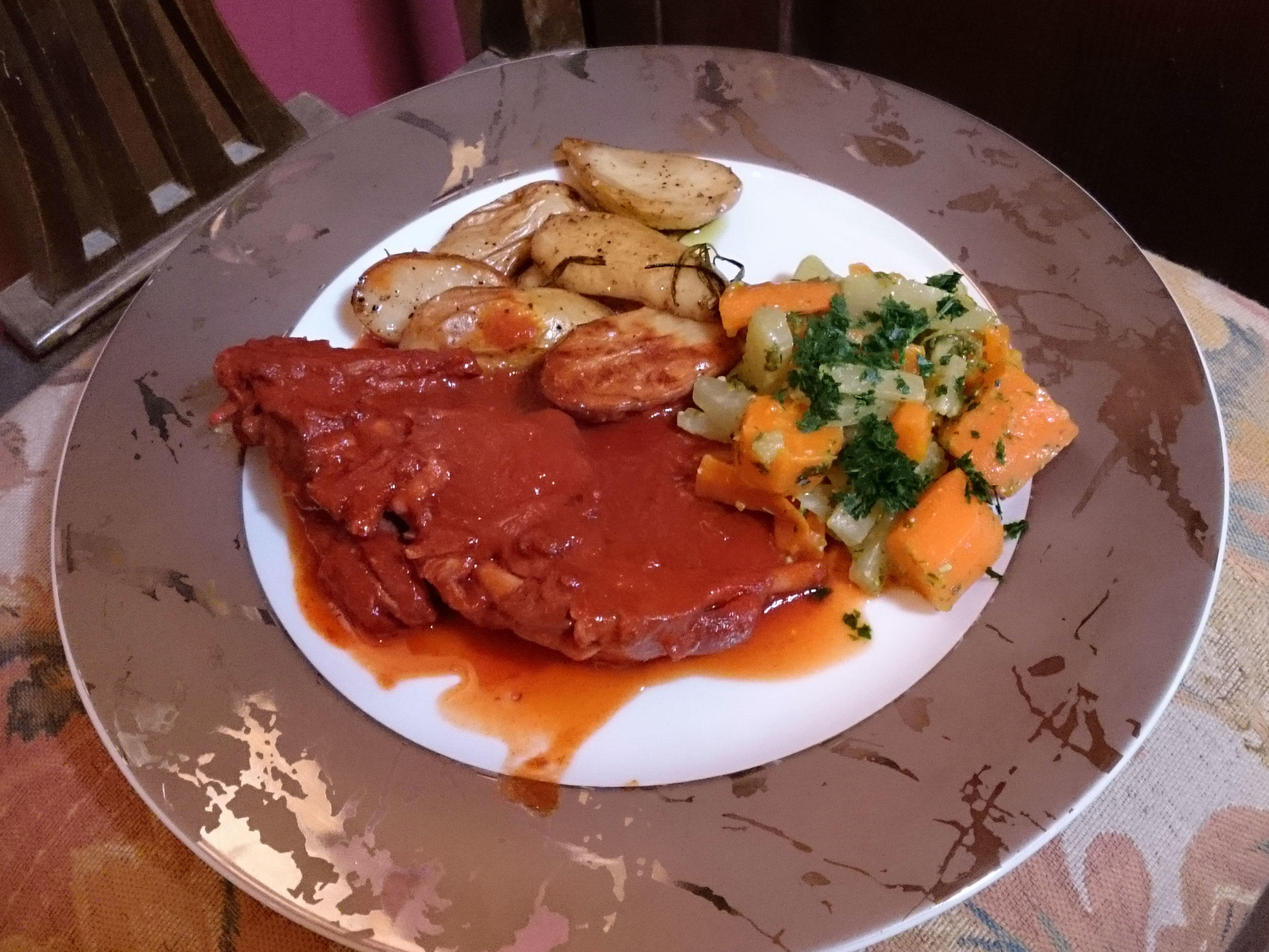 Bilder für Kaninchen-Stifado mit Rosmarinkartoffeln und Wurzelgemüse - Rezept