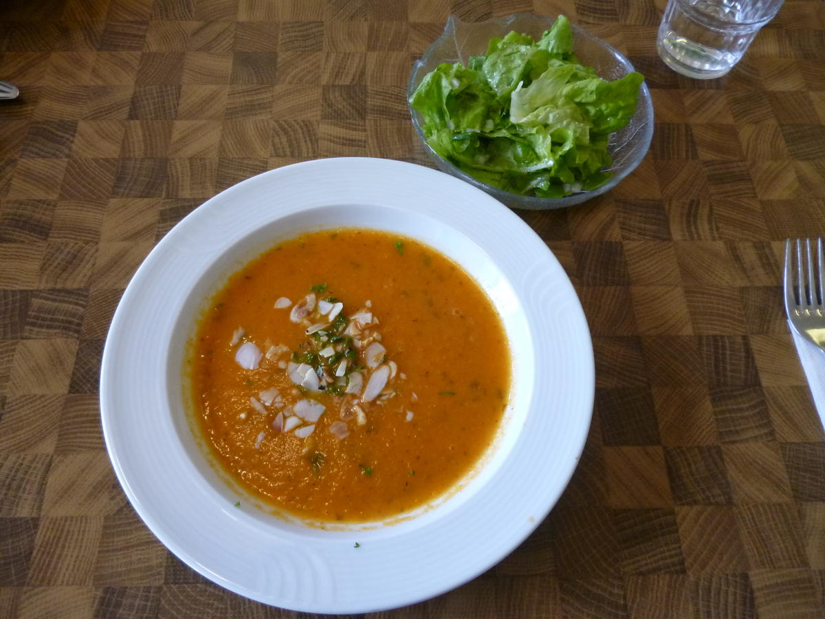 Tomatensuppe mit Mandel Basilikum Topping - einfach - 19 kcal/100g