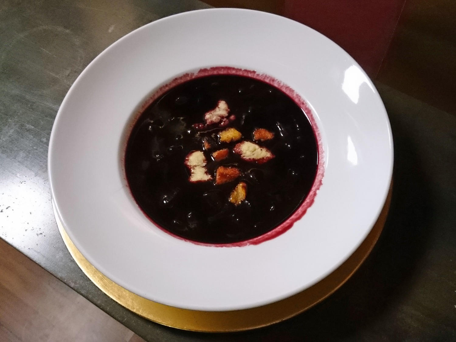 Kalte Fliederbeersuppe mit Grießklößchen und Croutons - Rezept - kochbar.de