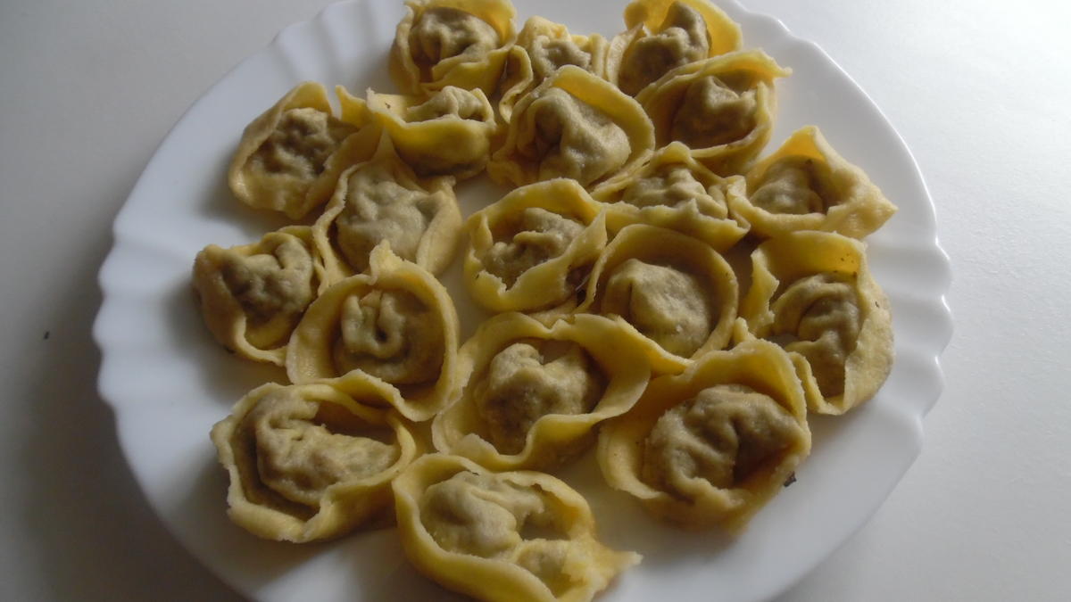 Tortellinis mit Pilzfüllung auf Tomaten-Mango-Sugo - Rezept - Bild Nr. 446