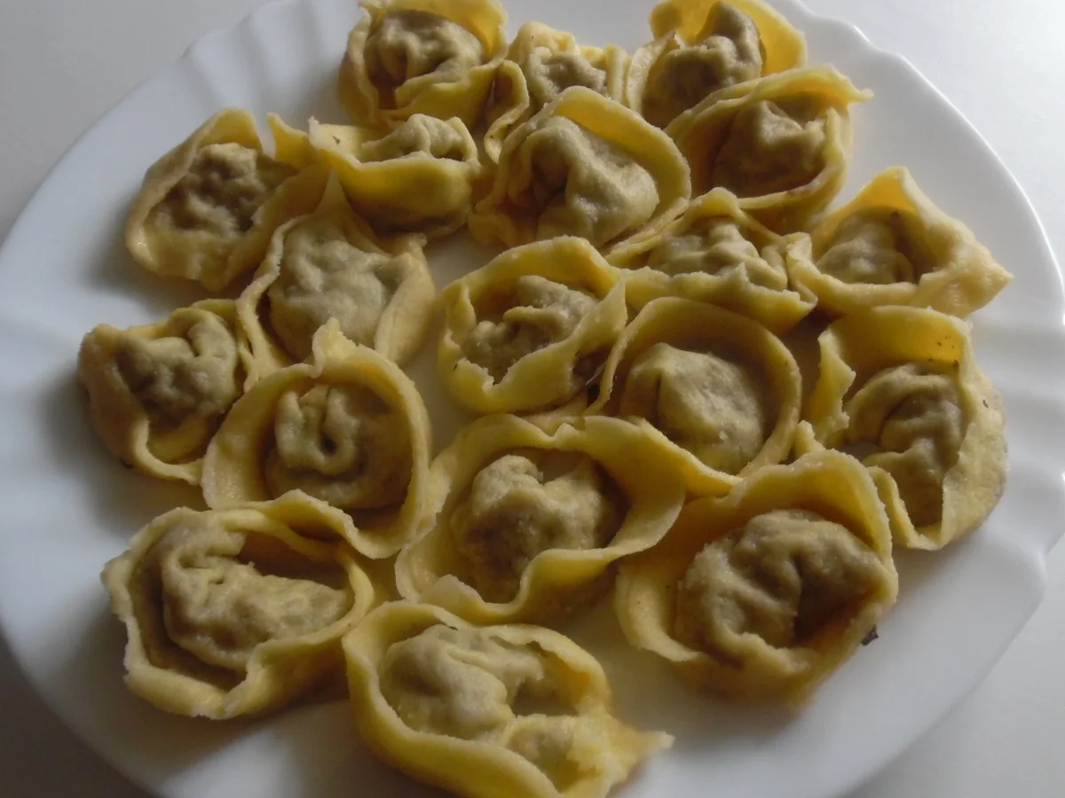 Rezept: Tortellinis mit Pilzfüllung auf Tomaten-Mango-Sugo Bild Nr. 446 Tortellinis mit Pilzfüllung auf Tomaten-Mango-Sugo - Rezept - Bild Nr. 446