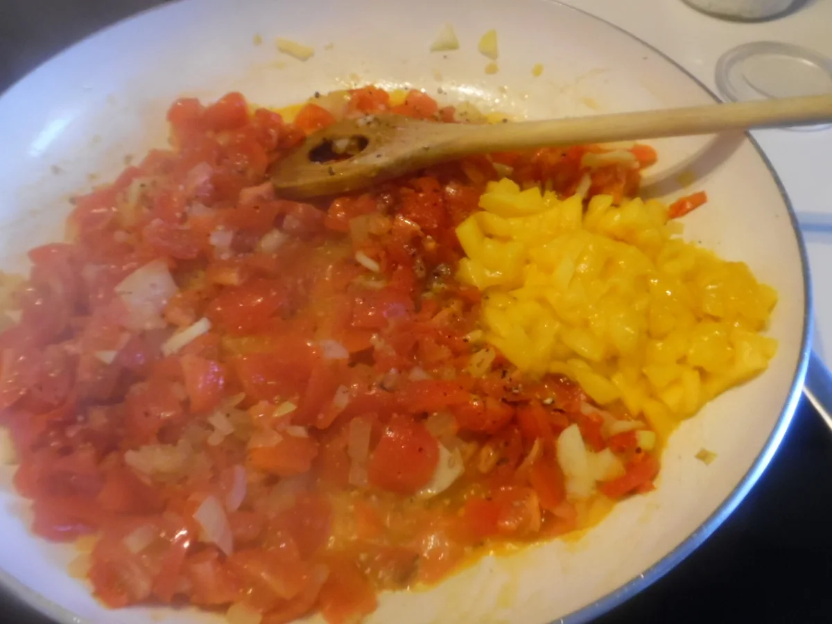 Rezept: Tortellinis mit Pilzfüllung auf Tomaten-Mango-Sugo Bild Nr. 451 Tortellinis mit Pilzfüllung auf Tomaten-Mango-Sugo - Rezept - Bild Nr. 451