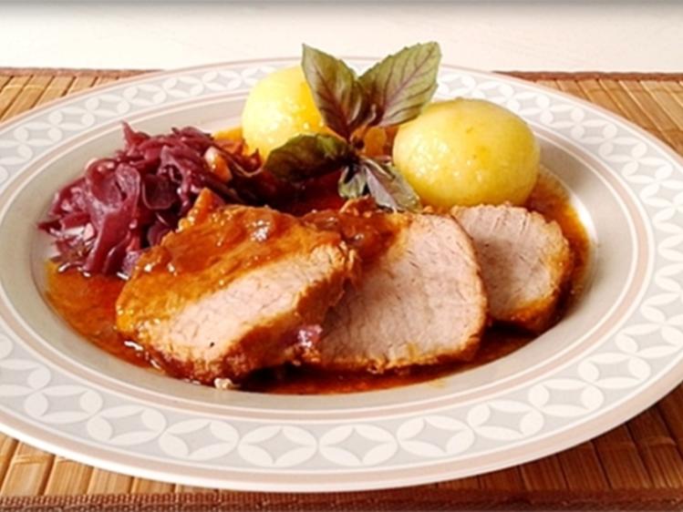 Kalbsbraten mit Rotkohl und Kartoffelklöße - Rezept - kochbar.de