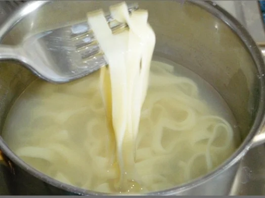 Rosmarin Hähnchenschenkel  auf  bunten  Bandnudeln - Rezept - Bild Nr. 550