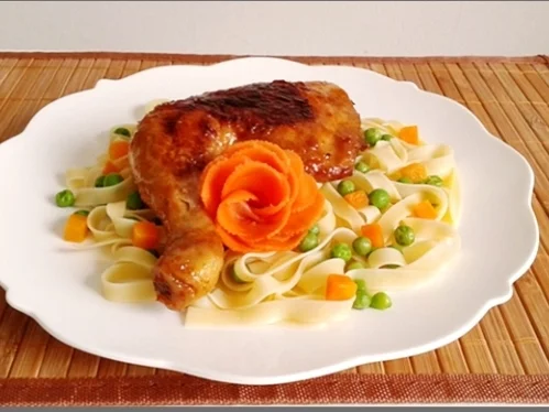 Rosmarin Hähnchenschenkel  auf  bunten  Bandnudeln - Rezept - Bild Nr. 1691