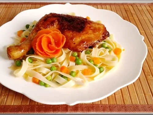 Rosmarin Hähnchenschenkel  auf  bunten  Bandnudeln - Rezept - Bild Nr. 1692