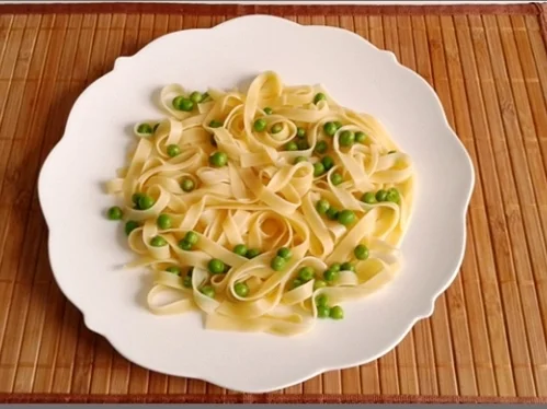 Rosmarin Hähnchenschenkel  auf  bunten  Bandnudeln - Rezept - Bild Nr. 1692