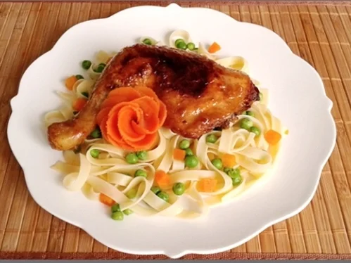 Rosmarin Hähnchenschenkel  auf  bunten  Bandnudeln - Rezept - Bild Nr. 1695