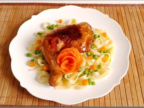 Rosmarin Hähnchenschenkel  auf  bunten  Bandnudeln - Rezept - Bild Nr. 1696