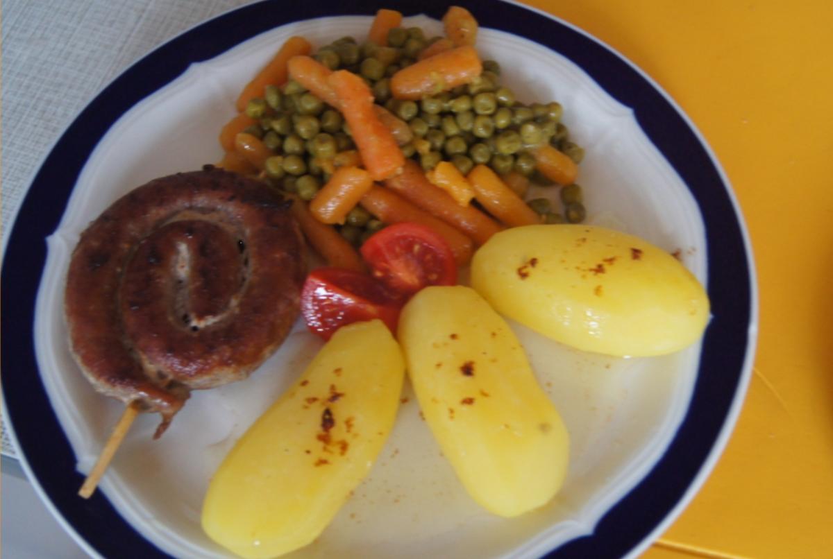 Fränkische Bratwurstschnecke mit Erbsen und Möhren und Kartoffeln - Rezept - Bild Nr. 539