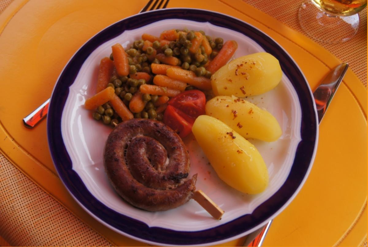 Fränkische Bratwurstschnecke mit Erbsen und Möhren und Kartoffeln - Rezept - Bild Nr. 540