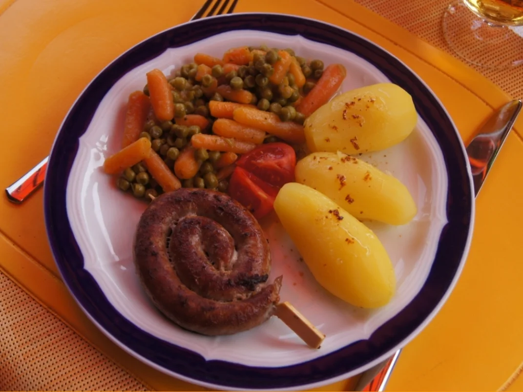 Rezept: Fränkische Bratwurstschnecke mit Erbsen und Möhren und Kartoffeln Bild Nr. 540 Fränkische Bratwurstschnecke mit Erbsen und Möhren und Kartoffeln - Rezept - Bild Nr. 540