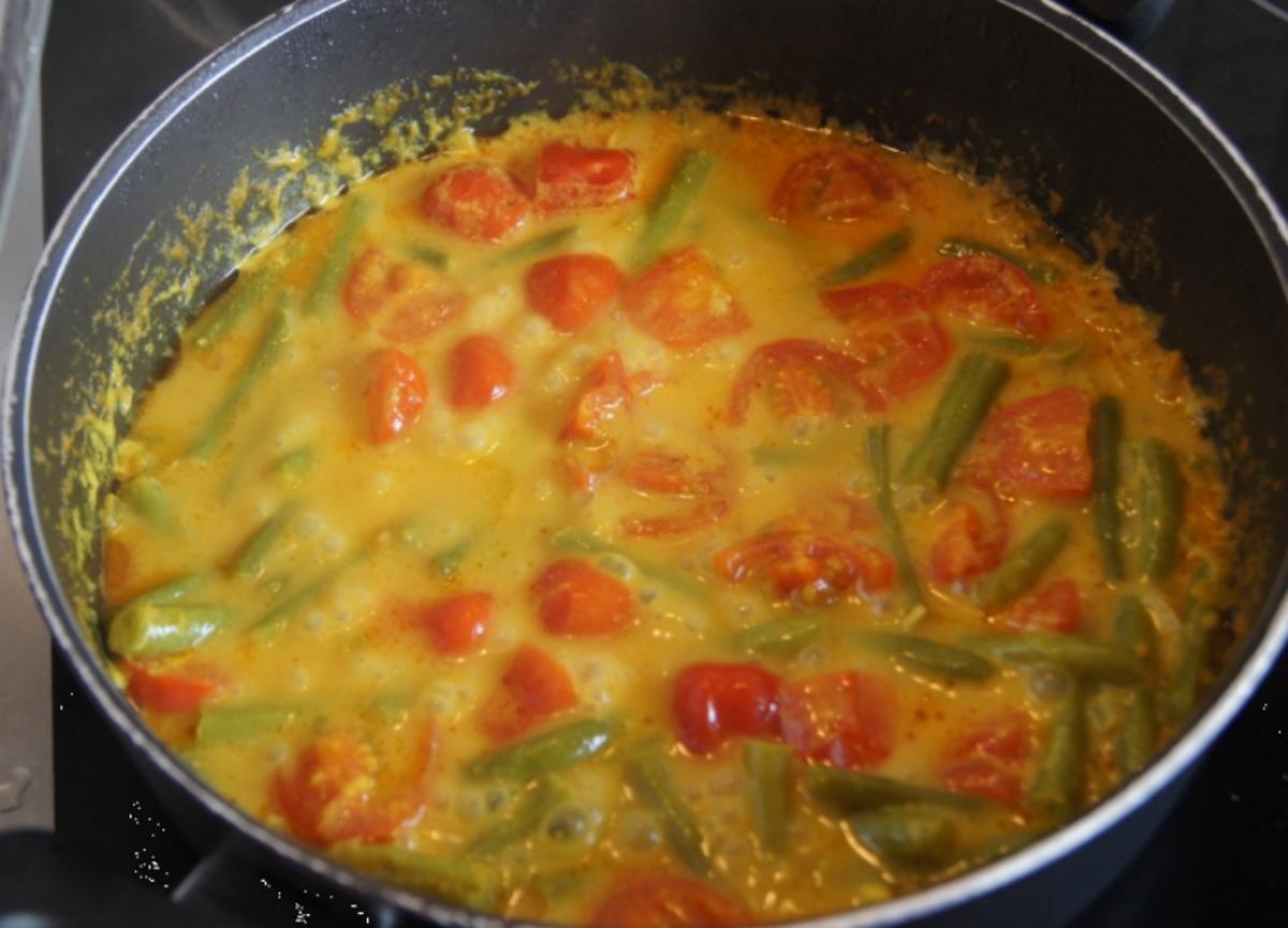 Hähnchenbrustfilet mit Curry-Tomaten-Bohnen Gemüse und angebratenen Rosmarin-Drillingen - Rezept - Bild Nr. 563