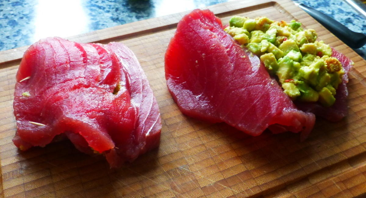 Thunfischsteak mit Avocadofüllung und Tomaten-Mint-Salsa - Rezept - Bild Nr. 556