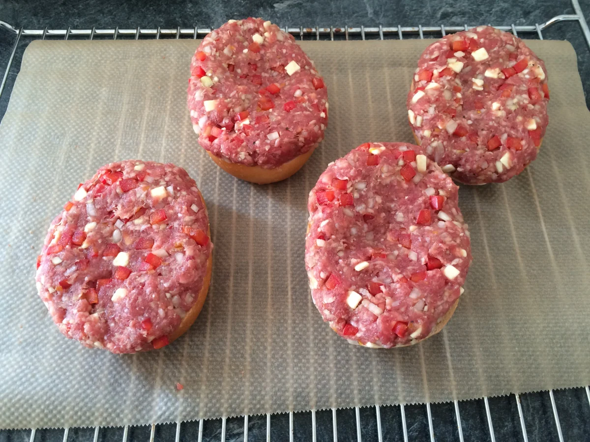 Rezept: Papas bunte Gehacktesbrötchen aus dem Ofen Bild Nr. 557 Papas bunte Gehacktesbrötchen aus dem Ofen - Rezept - Bild Nr. 557